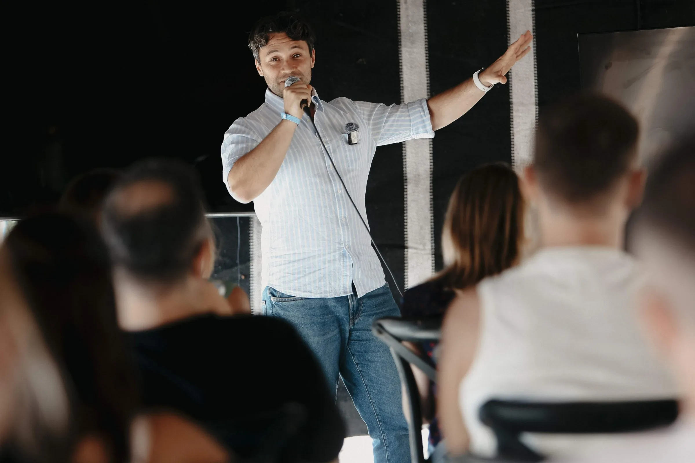 Daniel Duma gesturing towards the audience during a talk at Türkiye Nomad Fest